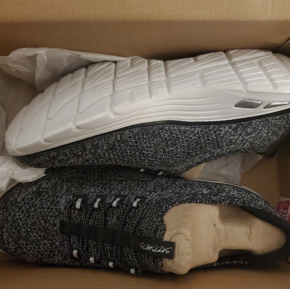 Skechers size 7 relaxed fit